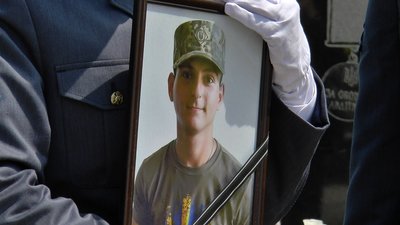 "Сказав, що більше не повернеться": на Полтавщині поховали Миколу Лебідя, що загинув на Донеччині