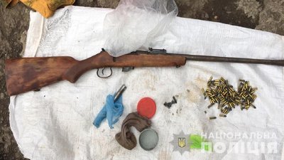 На Закарпатті правоохоронці у чоловіка вилучили зброю та набої