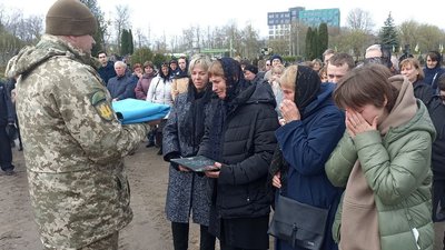 Матері бійця бійця вручили прапор, Тернопіль, 4 квітня, 2024 Матері бійця бійця вручили прапор, Тернопіль, 4 квітня, 2024