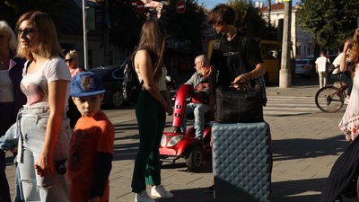 У Чернівцях вулиці протестували на безбар'єрність для маломобільних людей У Чернівцях вулиці протестували на безбар'єрність для маломобільних людей