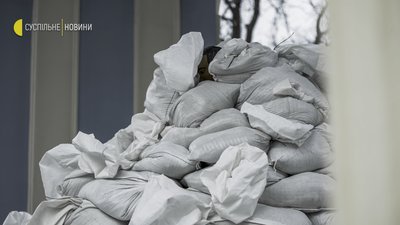 У Києві захищають пам’ятники від російських обстрілів У Києві захищають пам’ятники від російських обстрілів