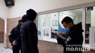 В Одесі копи прийшли з обшуками до фігуранта справи про шахрайство: він почав стріляти В Одесі копи прийшли з обшуками до фігуранта справи про шахрайство: він почав стріляти