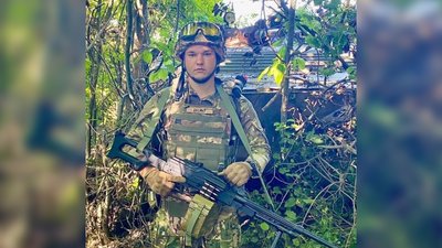 На Чернігівщині попрощалися з сержантом Сергієм Кривдою та солдатом Богданом Гапченком На Чернігівщині попрощалися з сержантом Сергієм Кривдою та солдатом Богданом Гапченком