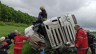 Біля Вінниці перекинулася вантажівка: водій травмувався Біля Вінниці перекинулася вантажівка: водій травмувався