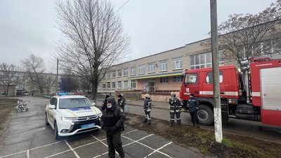 У Бердянську через повідомлення про замінування евакуювали учнів декількох шкіл У Бердянську через повідомлення про замінування евакуювали учнів декількох шкіл