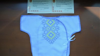 На Рівненщині народженим 23 і 24 серпня малюкам подарували вишиванки