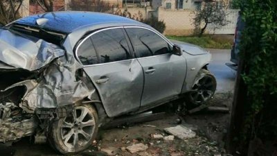 Не впорався з керуванням та наїхав на паркан: на Херсонщині сталась ДТП Не впорався з керуванням та наїхав на паркан: на Херсонщині сталась ДТП