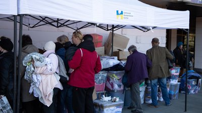 В Ужгороді біля облмуздрамтеатру вимушені переселенці можуть отримати одяг та іграшки
