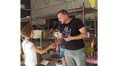 На Івано-Франківщині дівчинка продала своє волосся та пожертвувала гроші на ЗСУ