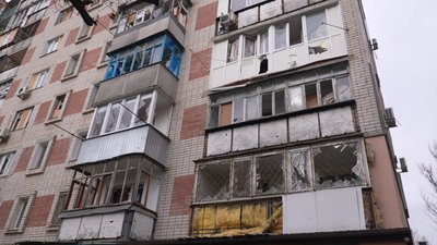 Херсон, обстріли, балкони, вікна, уламки, скло