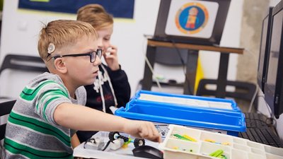 Прикарпатських дітей з порушенням слуху безкоштовно навчатимуть робототехніці Прикарпатських дітей з порушенням слуху безкоштовно навчатимуть робототехніці