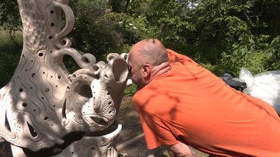 В пам'ять про вчителя: майстер зі Стольного створив свищик, що претендує на рекорд України