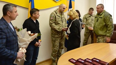 Нагороди посмертно – в Житомирі рідним загиблих військових вручили ордени Нагороди посмертно – в Житомирі рідним загиблих військових вручили ордени
