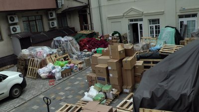 “Світлі справи” в Миколаєві. Волонтери гуманітарного штабу щодня доправляють допомогу
