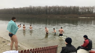 Водохреще у Чернігові: як це відбувалось на пляжі "Золотий берег" Водохреще у Чернігові: як це відбувалось на пляжі "Золотий берег"
