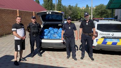 Поліцейські офіцери громади доставляють гуманітрану допомогу в села Миколаївщини