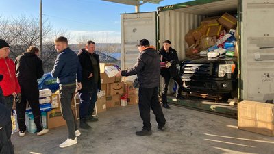 Два автомобілі, квадроцикл та амуніція: тернопільські волонтери отримали допомогу з Америки Два автомобілі, квадроцикл та амуніція: тернопільські волонтери отримали допомогу з Америки