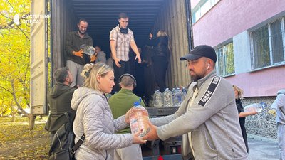 Тисячі бутлів: одесити відвезли до Миколаєва понад два мільйони літрів води Тисячі бутлів: одесити відвезли до Миколаєва понад два мільйони літрів води