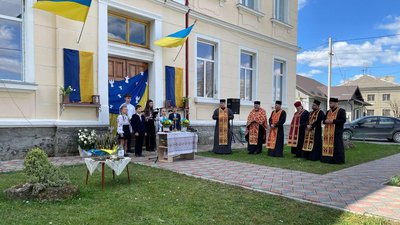 Під час відкриття меморіальних дощок Василю Курніцькому та Віталію Чернезі у Копичинцях Під час відкриття меморіальних дощок Василю Курніцькому та Віталію Чернезі у Копичинцях