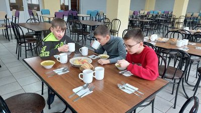 Діти обідають у школі в Городку Діти обідають у школі в Городку