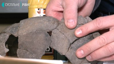 Науковець показав, як докупи склеюють знайдене на розкопках Науковець показав, як докупи склеюють знайдене на розкопках
