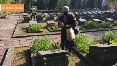 9 травня у Львові: до меморіалів несуть квіти 9 травня у Львові: до меморіалів несуть квіти