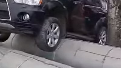 У Херсоні в результаті ДТП одна з машин вилетіла на труби теплотраси