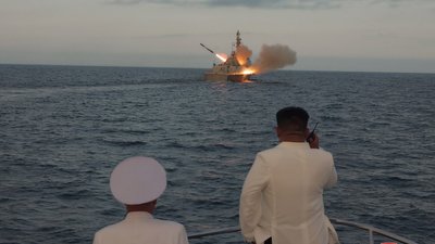 Лідер Північної Кореї Кім Чен Ин на пуску ракети КНДР, фото: KCNA