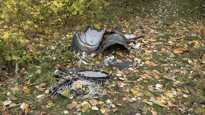 Російський БпЛА влучив у дерево біля житлових будинків у Полтаві: фоторепортаж