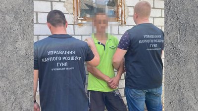 У Черкасах чоловік зберігав вдома гранату, тротилову шашку та наркотики, поліцейські його викрили