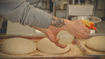 30-40 кг щодня. В Одесі волонтери випікають паляниці з гербом України та патріотичними написами 30-40 кг щодня. В Одесі волонтери випікають паляниці з гербом України та патріотичними написами