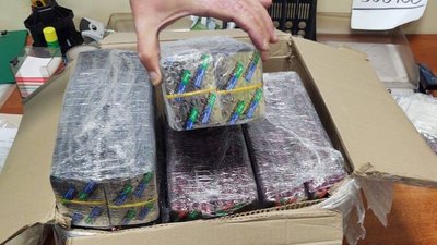 З Чорноморського порту намагались незаконнно вивезти пігулки та бурштин З Чорноморського порту намагались незаконнно вивезти пігулки та бурштин