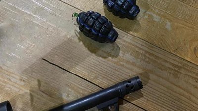 Поліція під час обшуку виявила зброю та гранати Поліція під час обшуку виявила зброю та гранати