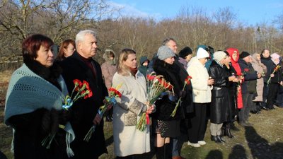 У селі на Полтавщині вшанували пам’ять жертв Голодоморів У селі на Полтавщині вшанували пам’ять жертв Голодоморів