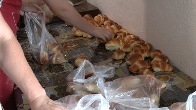 На Рівненщині випікають по кілька тисяч смаколиків на день для бійців на передову На Рівненщині випікають по кілька тисяч смаколиків на день для бійців на передову