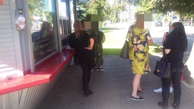 У Франківську батьки з інспекторами знайшли кіоск, в якому продали алкоголь неповнолітнім У Франківську батьки з інспекторами знайшли кіоск, в якому продали алкоголь неповнолітнім