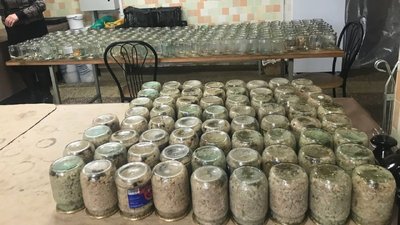 Гравці тернопільського клубу “Нива” готують тушонки для українських бійців