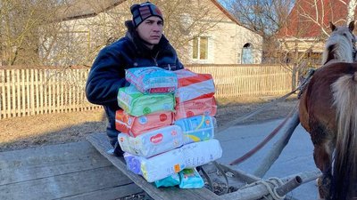 У Житомирі понад сім тисяч людей отримали продукти від волонтерів У Житомирі понад сім тисяч людей отримали продукти від волонтерів