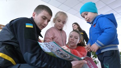 Черкаські рятувальники допомагали дітям-переселенцям долати стрес Черкаські рятувальники допомагали дітям-переселенцям долати стрес