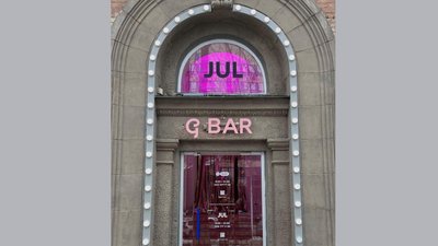 Невідомі облили кровʼю G×Bar у Києві