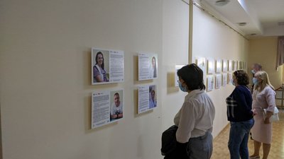"Шануємо лікарів": на фотовиставці у Миколаєві представили 35 світлин медпрацівників регіону