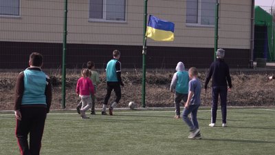 "Щоб діти розвивалися": у деокупованому Старому Салтові запрацював футбольний гурток