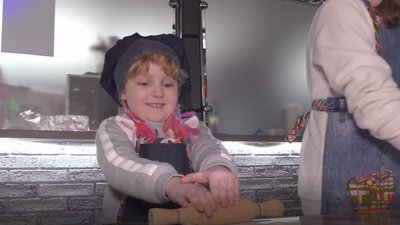 Відволікаються, знайомляться, спілкуються під час випікання піци: переселенці провели майстерклас з кулінарії для дітей Відволікаються, знайомляться, спілкуються під час випікання піци: переселенці провели майстерклас з кулінарії для дітей