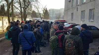 У Рівному – черги з охочих дати відсіч ворогу. Як можна долучитися У Рівному – черги з охочих дати відсіч ворогу. Як можна долучитися