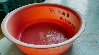 Воду, яка капає із лампи, збирають у миску. Воду, яка капає із лампи, збирають у миску.