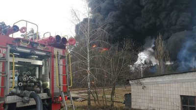 У Чернігові росіяни обстріляли нафтобазу У Чернігові росіяни обстріляли нафтобазу