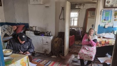 На Сумщині чоловік назвався фельдшером та "щепив" пенсіонерів снодійним, щоб обікрасти