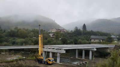 Будівництво мосту через річку Опір