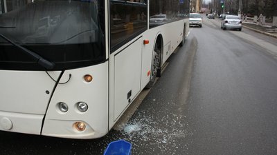 Під час руху тролейбуса у Кропивницькому розбили скло зі сторони водія