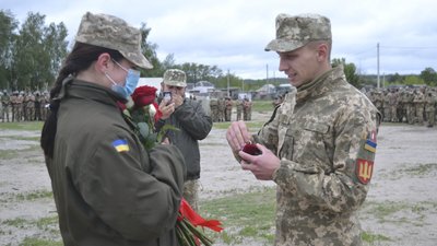 На Рівненщині офіцер перед відбуттям у зону ООС освідчився в коханні нареченій На Рівненщині офіцер перед відбуттям у зону ООС освідчився в коханні нареченій